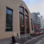 vue exterieur entree batiment de la salle de sport basic fit lyon 8