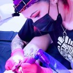 seance de tatouage au salon fleur lunaire tattoo a lyon