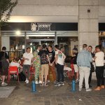 de nombreux jeunes lyonnais se retrouvent sur la terrasse du bar gaming le reboot a lyon