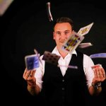le magicien lyonnais jeremy allimann realise un tour de cartes