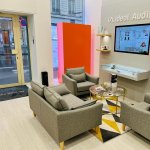 canape et fauteuils dans l accueil de la boutique ideal audition de lyon 6
