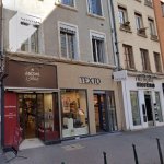 devanture boutique torrefacteur jaune cerise lyon 4