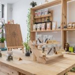 presentoirs de fleurs de cbd en pots dans la boutique nativus a lyon