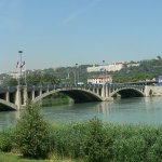 drapeaux flottants sur pont pasteur lyon