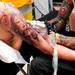 seance de tatouage avec equipements modernes par l equipe gones tattoo ink family a lyon