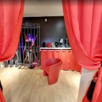 rideaux rouges a l entree des cabines d essayage du sexshop red district