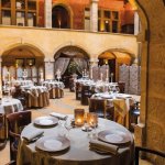 belles tables dresses cour interieur restaurant cour des loges lyon