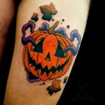 tatouage halloween en couleur au bras realise au salon redfoxten tattoo a lyon