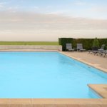piscine exterieur vue sur champs hotel chateau spa pizay