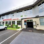 devanture et parking du metropolis bowling laser a lyon