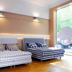 showroom de la boutique luxury bed a lyon presentant deux lits aux motifs vichy