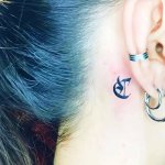 tatouage initial minimaliste derriere l oreil realise au salon ink_bar a lyon