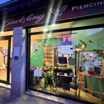 devanture du salon blacksting tatouage a lyon