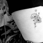 tatouage fleur sur le flanc realise au salon un grain de creativite a lyon