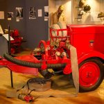 ancien equipement hydraulique expose au musee des sapeurs pompiers a lyon