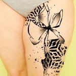tatouage art abstrait a la cuisse realise au salon minim abstract tattoo a lyon