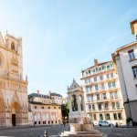 primatiale saint jean baptiste de lyon au lever du soleil