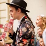 le magicien lyonnais lou malaurant realise un tour de cartes