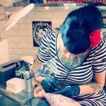 seance de tatouage au salon lili street tattoo a lyon