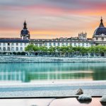 le grand hotel dieu a lyon vu depuis les quais au coucher du soleil
