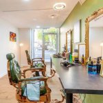 vue d ensemble du salon maison m k barbershop a lyon