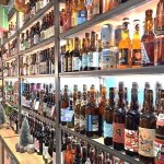 immense comptoir a bieres dans lacave de la plante du loup a lyon