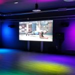 cours virtuels sur grand ecran salle de sport basic fit de vaise