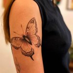 tatouage papillon au bras realise au salon macka studio a lyon