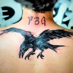 tatouage faucon noir sur le dos realise au salon skull curiosity a lyon