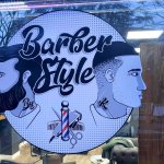 logo sur vitrine a l entree du salon barbier coiffeur barber style by k a lyon