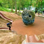 aire de jeux autour du meteorite au parc le genialithe a lyon