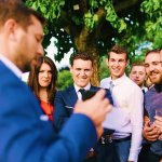 le magicien lyonnais herve troccaz realise un tour de magie digitale en close up lors un mariage