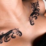 tatouage fleur a l epaule realise au salon not too bad club a lyon