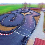 vue plongeante sur piste de karting de kart origins a corbas