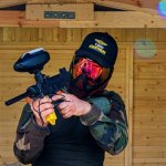 joueur equipe pour une partie au centre only paintball a lyon