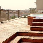 jacuzzy exterieur sur terrasse en bois au lagrange appart hotel de lyon lumiere
