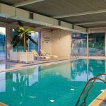 piscine interieure chauffee avec plage et transats dans l hotel mercure l lisle d abeau