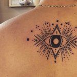 tatouage oeil au dos realise au salon prive lisa b studio a lyon