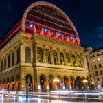 edifice opera lyon illumine la nuit