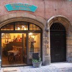 devanture du bouchon lyonnais traditionnel chez grand mere