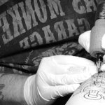seance de tatouage au salon ocfm studio tattoo a lyon