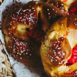 brioche aux pralines saint genix presentee dans un panier en osier