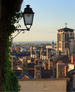 vue sur toits quartier vieux lyon