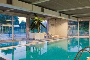 piscine interieure chauffee avec plage et transats dans l hotel mercure l lisle d abeau