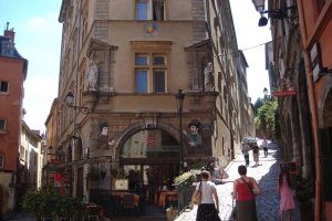 place de latrinite lyon