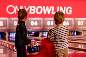 des enfants qui jouent au bowling chez onlybowling lyon la cotiere