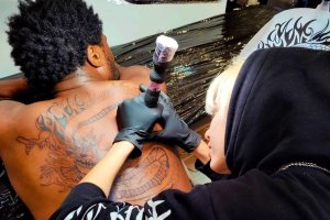 tatouage integral du dos par une tatoueuse professionnelle chez love store a lyon