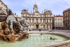 vue hotel ville fontaine bartholdi place des terreaux lyon