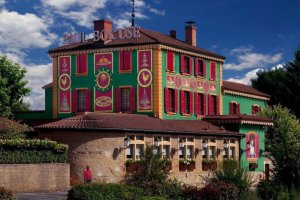 vue ensemble restaurant auberge etoile paul bocuse