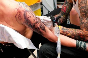 seance de tatouage avec equipements modernes par l equipe gones tattoo ink family a lyon